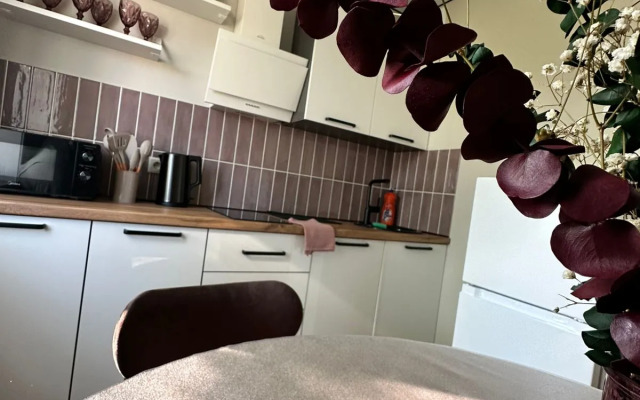 Dve Krovati I Divan Na Tsentralnom Rynke Flat