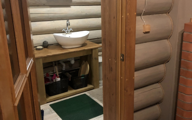 S Kaminom I Saunoy U Ozera Private House