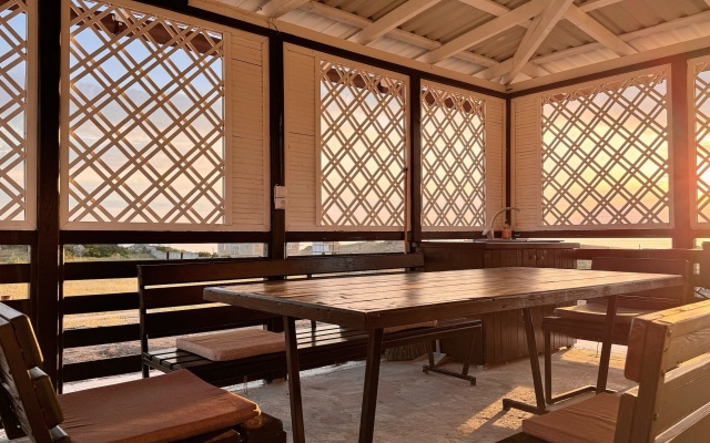 Частный дом у моря с беседкой