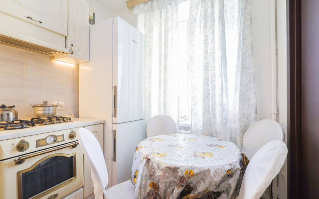 Pyatikomnatnaya na Maloy Pirogovskoy 23 s krasivym vidom iz okna flat