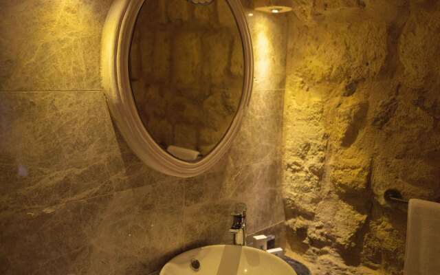 Solo Cave Suites Hotel