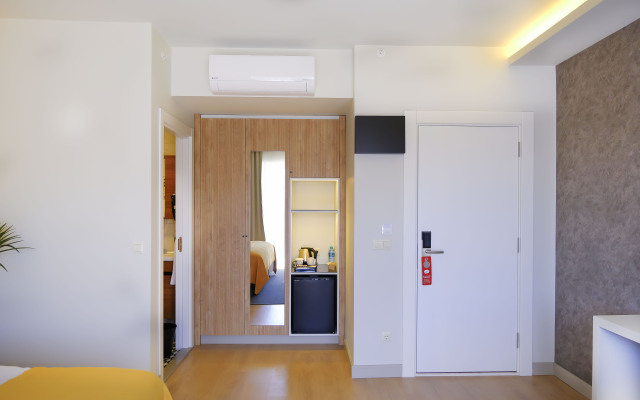 Dugi̇ Hotel