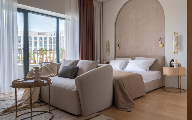 Dvukhmestnyye Marisol Amber s vidom na bassein Apartments