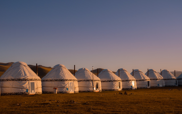 Глэмпинг “AK-SAI TRAVEL” yurt camp at Son Kul lake
