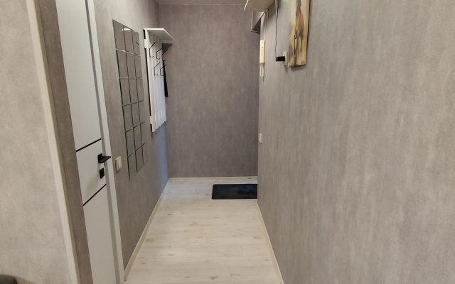 Kvartira s balkonom s WiFi i kondicionerom v centre goroda na 3 etaze