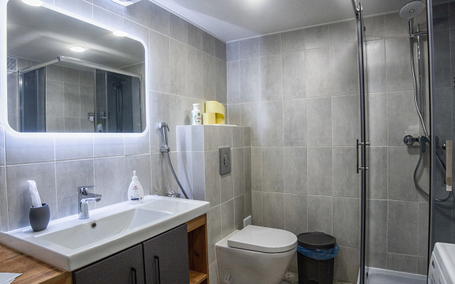 Sovremennaya dvukhurovnevaya studiya Flat