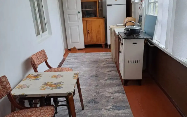V Tsvetuschem Sadu Private House