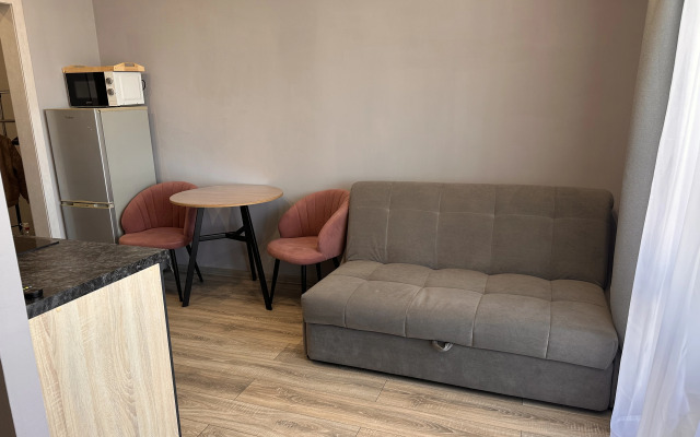 Uyutnaya studiya s vidom na gorod Flat