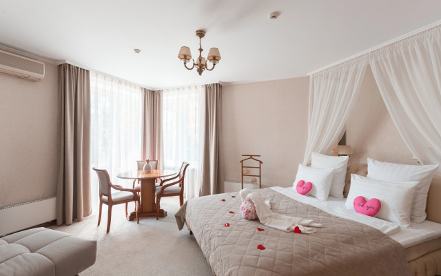 Oktyabrskaya Hotel