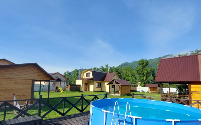 Частный дом Домик-студия на Чемальской