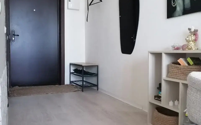 Kvartira Cestnaa s balkonom Cetyre Ugla vozle TC Aura