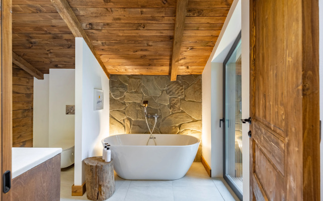 Шале с камином и джакузи в лесу