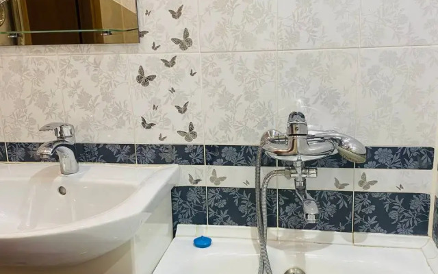 Prostornaya Na Oktyabryskom Prospekte Flat