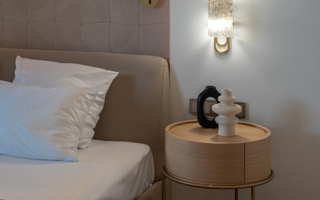 Dvukhmestnyye Marisol Amber s vidom na bassein Apartments