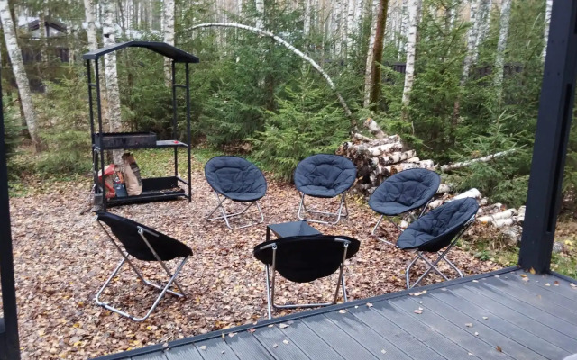 Частный дом в окружении леса с сауной