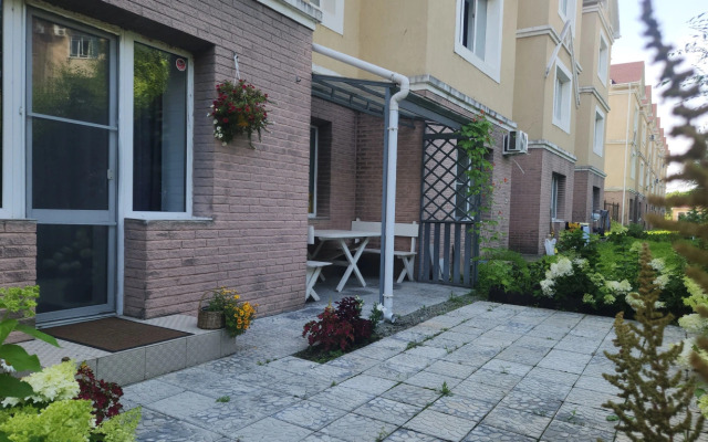 Апартаменты с беседкой и просторной спальней На Сутки