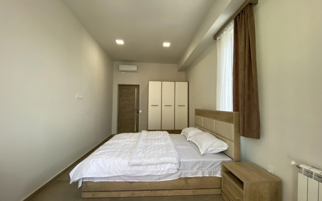 2-K v Novostroyke, na Ulitse Yeznika Kokhbatsi, Ko1612 Flat