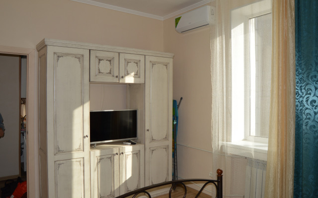 Mayak S Vidom Na More I Kreyser Flat