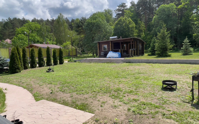 Uyutny dom v lesu u reki Private house