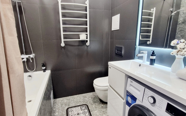S Dizaynerskim Remontom na Pr. Oktyabryskiy 30B Apartment