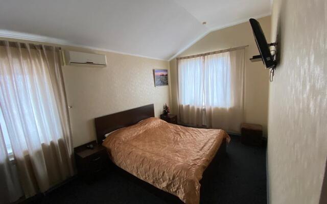 R House Mini-Hotel