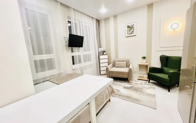 Svetlaya s dizajnerskim remontom okolo metro Apartment