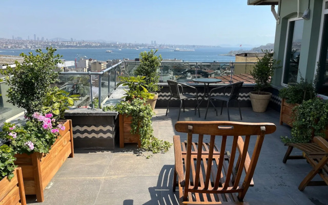 Jacuzzi across Bosphorus Apartments