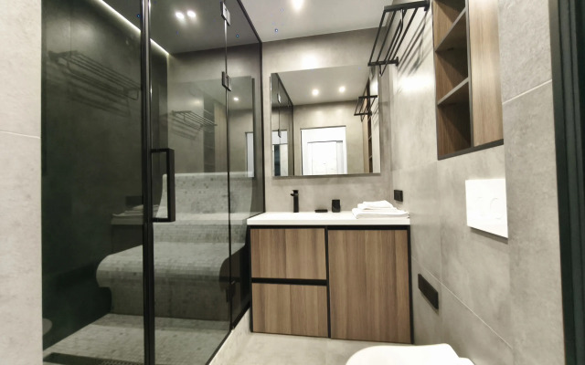 Stilnaya dvukhkomnatnaya kvartira s bolshoy terrasoy i vidom na more Flat