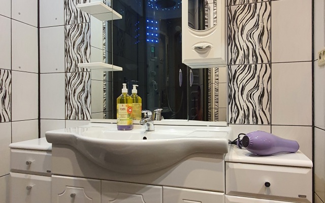 Апартаменты на Челюскинцев 7