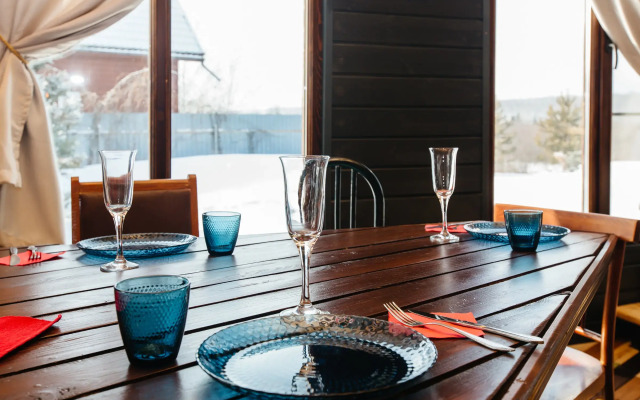 Гостевой Дом с кораблем на берегу реки