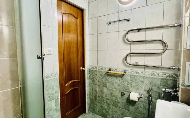 Uyutnaya 3-X Komnatnaya U Metro Akademicheskaya Flat