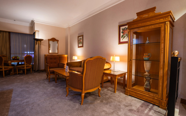 Отель Luxe Avenue