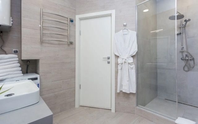 Stilnye apartamenty s dvumya spalnyami v tsentre Apartments