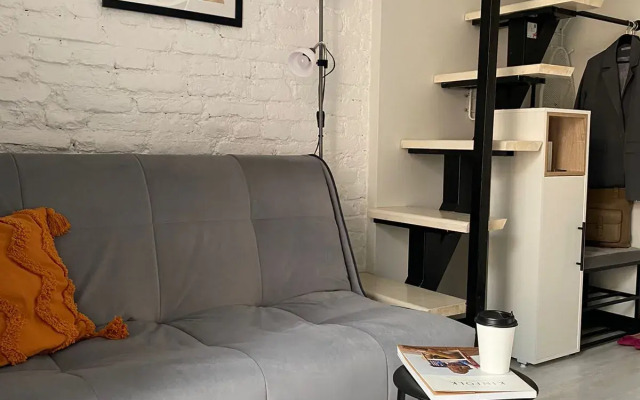 Uyutnaya studiya v tsentre Flat