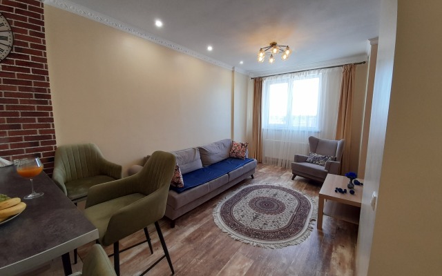 Dizaynerskaya 2-h komnatnaia studiya v elitnom ZHK Apartments