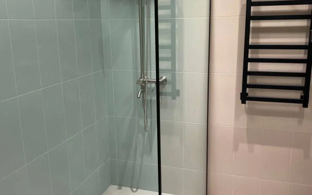 Апартаменты Пикассо - индустриальный шик с яркими акцентами