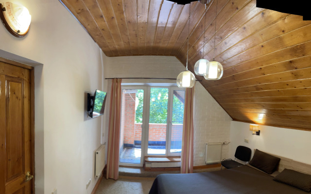 Zamok U Khudozhnika Guest House