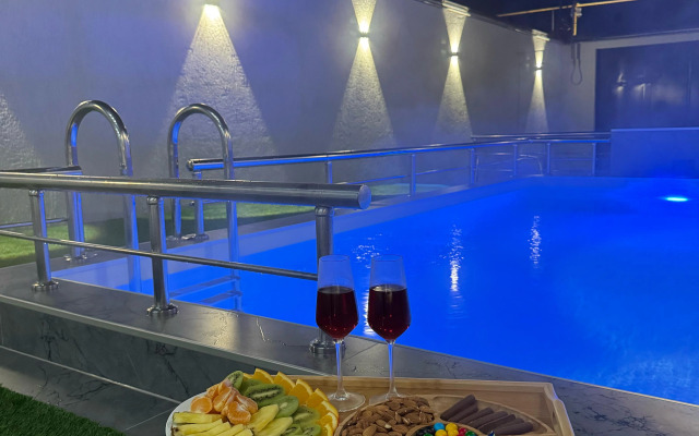 Гостевой дом Дом с бассейном на берегу