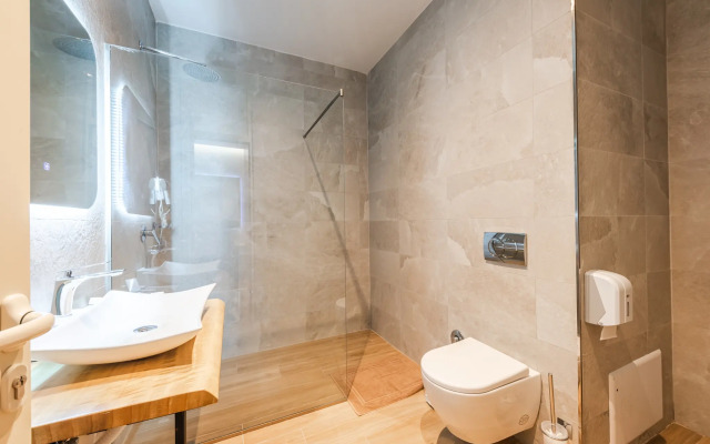 Marina Luxury Suites 101 Jacuzzi Apartments