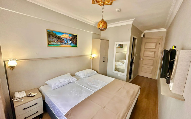 Crowned Exclusive Hotel