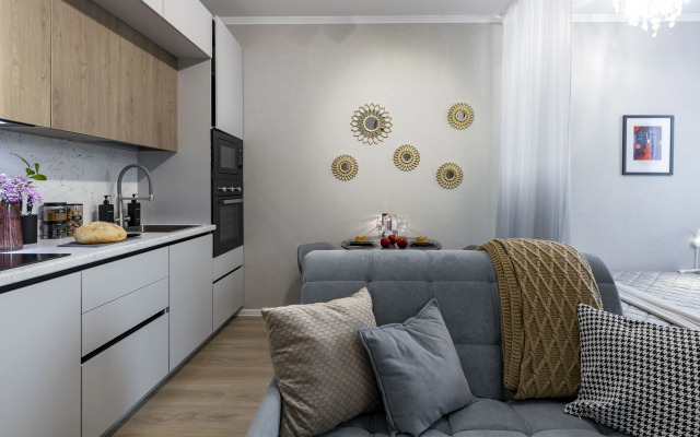 Uyutnaya dizaynerskaya studiya ryadom s Ekspoforumom Spb Flat