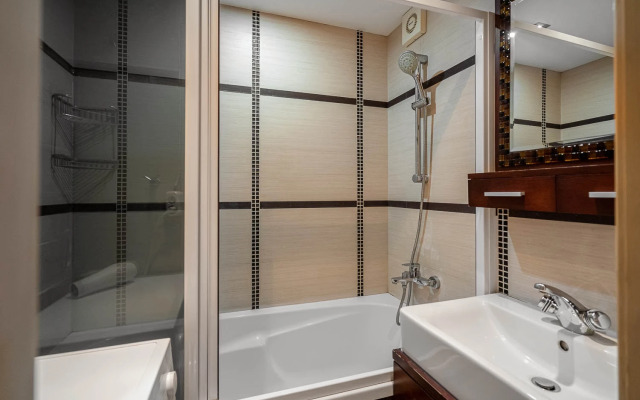 Апартаменты трехкомнатные на Мельникайте 16