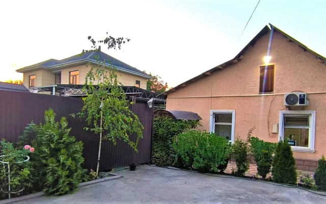 Castnyj Dom s Sadom u Filarmonii (Sevcenko 158)