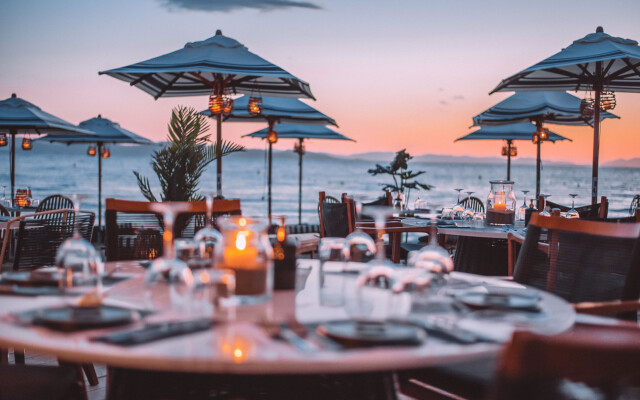 Vouliagmeni Garden Suite Apartments