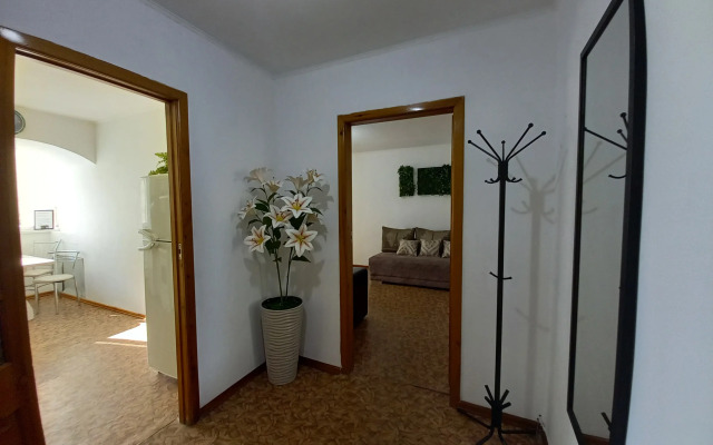 N75 Dve Bolshie Krovati V Tsentr Vselennoj Mr. HOUSE Flat