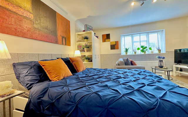 Damos Living - Superb Business En-Suite Studio Apartments