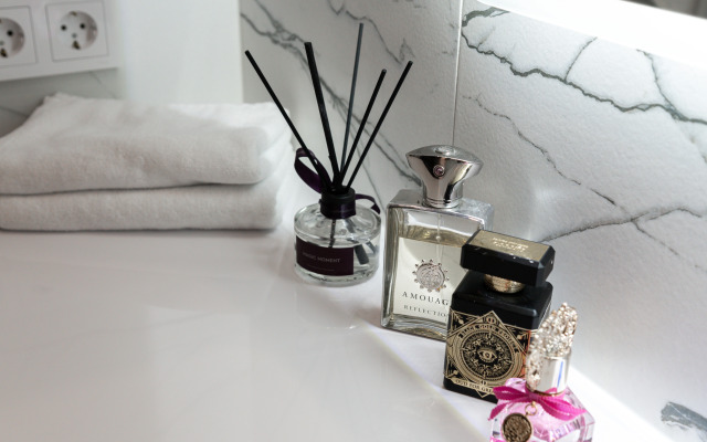 Апартаменты-студия Города 30 кв м с двуспальным диваном и панорамными окнами 4 этаж