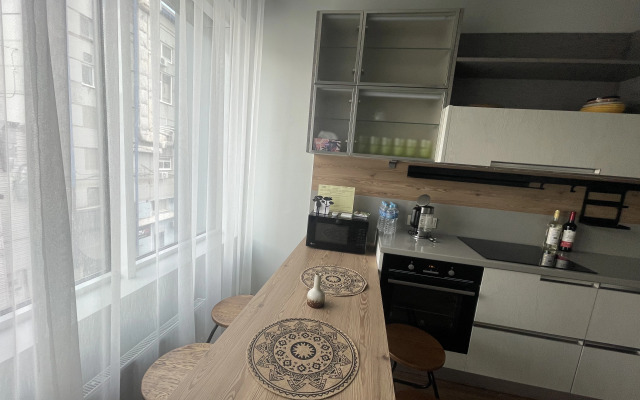 Roskoshnaya Flat