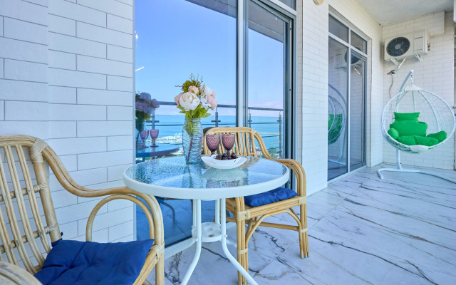 Апартаменты с Шикарным Видом на Море в Центре Сочи