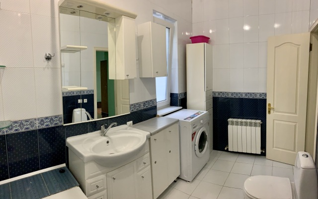 Chetyrekhkomnatnaya Vozle Primorskogo Parka Flat